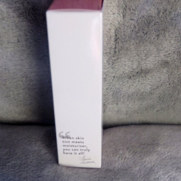 New in Box Laura Geller Quench N Tint Lightweight Tinted Moisturizer - Medium - Picture 5 of 12